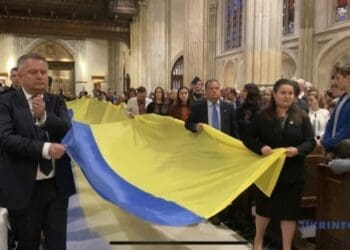 30-метровий прапор України розгорнули у соборі Святого Патрика у Нью-Йорку