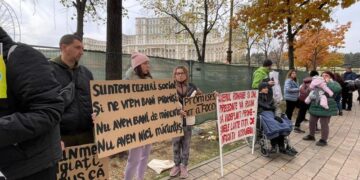 “Біженці приїхали з надією, а поїхали з боргами” – чому деякі українці, які знайшли притулок у Румунії, вийшли сьогодні на вулиці