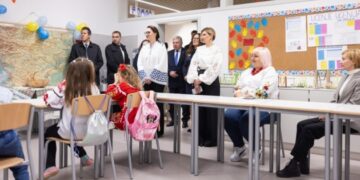 Зеленська передала суботній школі у Словенії техніку та літературу