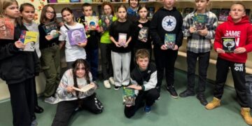 Бібліотеці українського освітнього центру в Ризі передали українські книжки