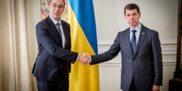 У МЗС обговорили з новим послом Греції інцидент з нападом на українців