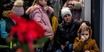 Зменшення виплат і нові дозволи на перебування. Які зміни чекають біженців у 2025 році