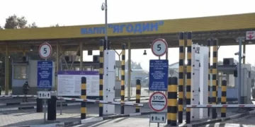 Без транспорту українців через кордон не пускають: які пункти пропуску закриті для пішоходів