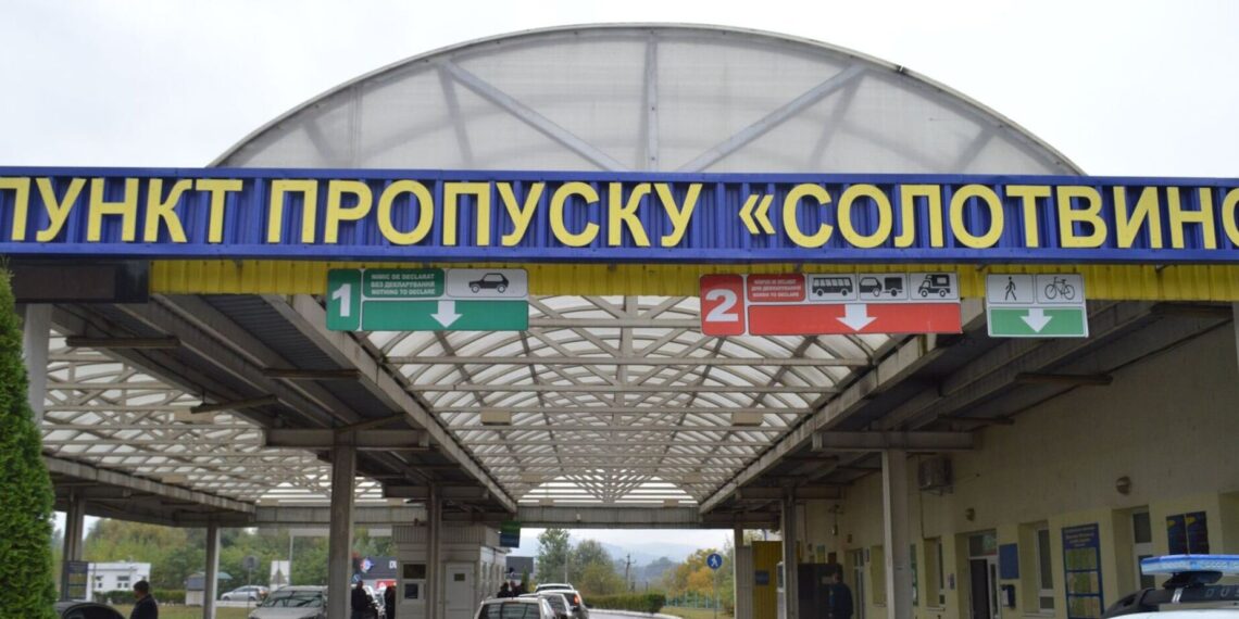 Українцям ускладнили перетин кордону з країною ЄС: де частково закриють пункт пропуску