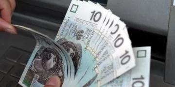 Скільки грошей переказують українці з Польщі: офіційні дані