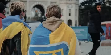 Опитування показало, скільки молоді в Україні хоче виїхати за кордон і які головні мотиви