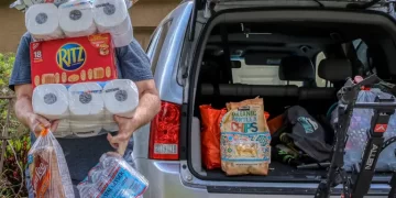 Закрутки, ікру і не тільки: чи можна перевозити через кордон продукти з України