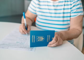 Хто може оформити сірий паспорт у Польщі