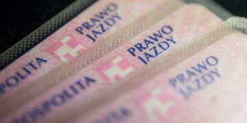 Які документи потрібно оновити українцям у Польщі у 2025 році: список