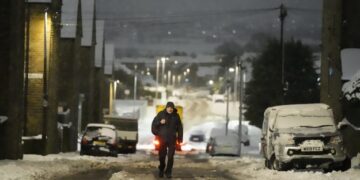 У Британії через сильні снігопади затримуються десятки потягів і авіарейсів