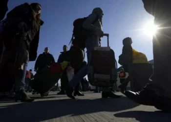 Одна з популярних країн змінила правила для українських біженців