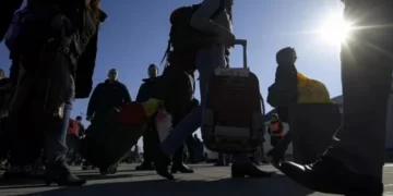 Одна з популярних країн змінила правила для українських біженців
