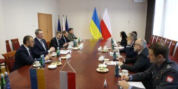 Чернишов обговорив із главою МВС Польщі механізм продовження статусу біженця для українців