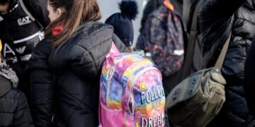 Politico: Україна намагається повернути своїх біженців з Німеччини. Цьому мають посприяти “центри єдності”