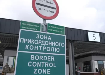 Кількість українців, які впродовж року виїхали за кордон і наразі не повернулись, зросла понад утричі у 2024-му