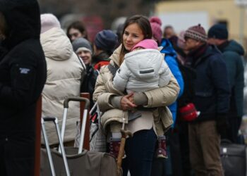 Урізання виплат і вибіркове надання захисту. Що чекає біженців в Європі в 2025 році