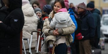 Урізання виплат і вибіркове надання захисту. Що чекає біженців в Європі в 2025 році