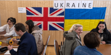 Українські біженці у Британії можуть втратити роботу та житло: ЗМІ розкривають проблему