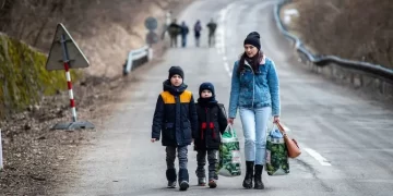 Українські біженці продовжують виїзджати за кордон та активно адаптуються в інших країнах — дослідження
