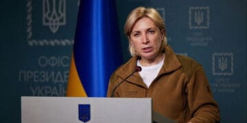 Ірина Верещук повідомила, що українцям за кордоном, які подали документи ще навесні 2024 року, віддадуть їхні паспорти