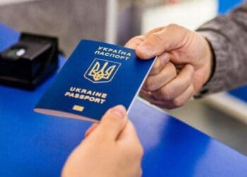 МВС врегулювало новий порядок отримання паспортів для чоловіків за кордоном