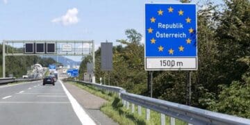 Австрія призупинила процес возз’єднання сімей для біженців