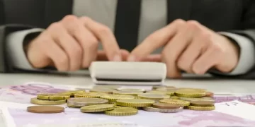 Українці за кордоном мають платити податки: які ставки та як подати декларацію