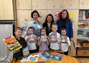 Посольство в Угорщині передало книжки для українських дітей у Будапешті
