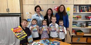 Посольство в Угорщині передало книжки для українських дітей у Будапешті