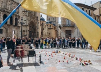 У Валенсії українці провели перформанс на згадку про вбитих Росією дітей у Кривому Розі