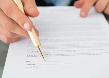 Нові моделі трудових контрактів у Європі: що змінюється для українських біженців