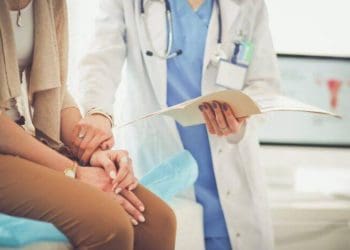 Як отримати медичну допомогу українським біженцям у країнах Європи під час святкових днів 