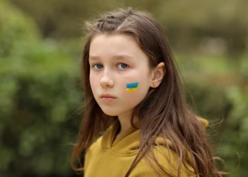 Як говорити з дітьми про трагічні події в Україні: поради родинам в імміграції