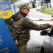 З України виїжджає більше людей, ніж повертається: експерт назвав причини