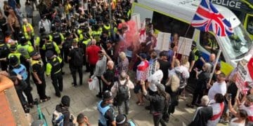 Противники розселення шукачів притулку в готелях провели акції по всій Британії