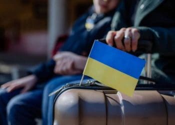 Жорсткі обмеження та скорочення соцвиплат: чого очікувати українцям за кордоном