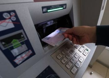 Скільки грошей українці знімають в банкоматах: НБУ назвав суми в Україні та за кордоном