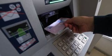 Скільки грошей українці знімають в банкоматах: НБУ назвав суми в Україні та за кордоном