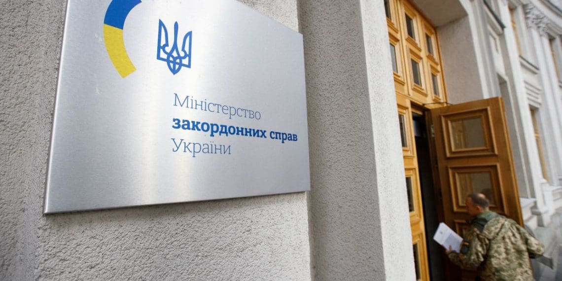 Як отримати документи з України, перебуваючи за кордоном: інструкція МЗС