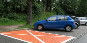 Окремі місця для туристів і місцевих: Польща запроваджує нові правила паркування