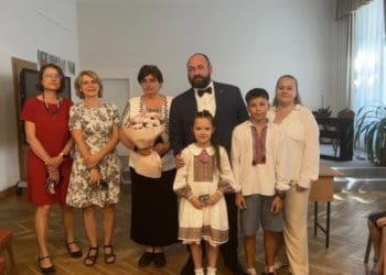 Посол відвідав школу в Будапешті, де навчаються українці, та передав книги