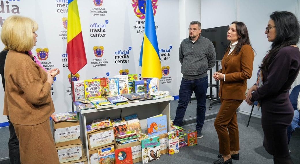 Тернопільська область передала понад 500 книжок для українських дітей в Румунії