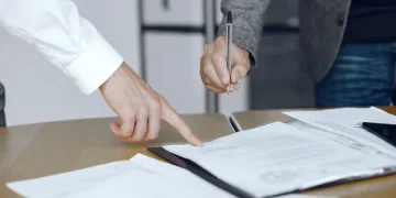 Заповіт з-за кордону: як передати у спадок українське майно, не приїжджаючи додому