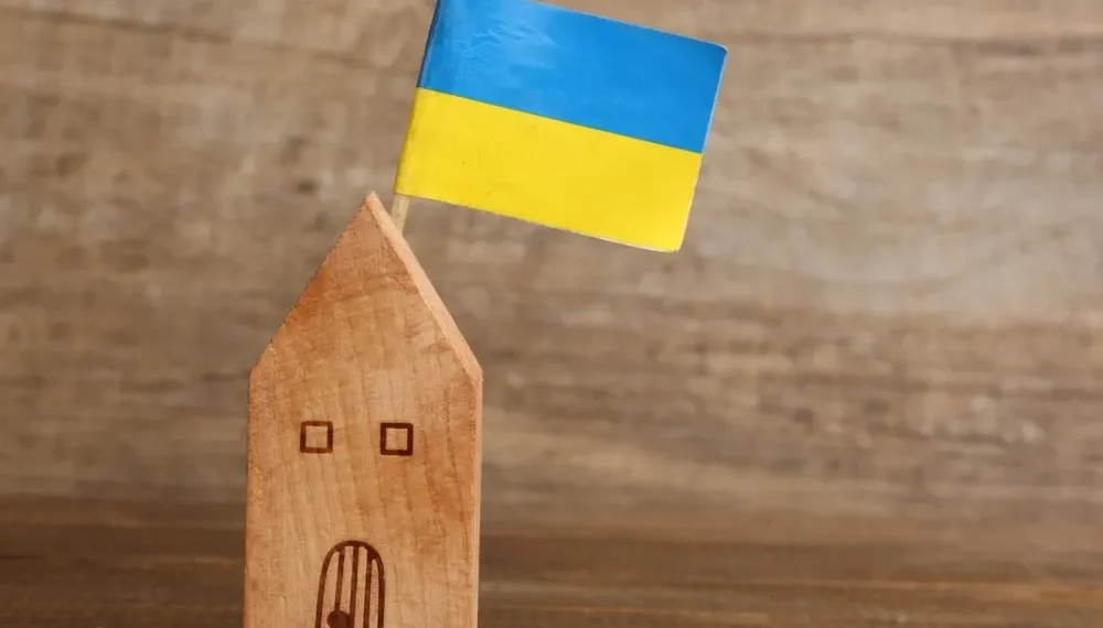 Між прапорами: родина з Маріуполя почала нове життя у США попри невизначеність