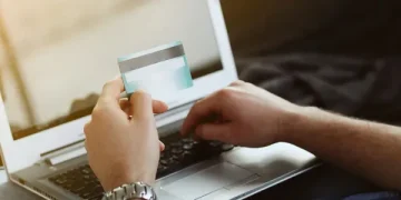 Пенсіонерка через війну виїхала в Польщу і перестала виплачувати кредит: у суді змусили заплатити десятки тисяч гривень відсотків