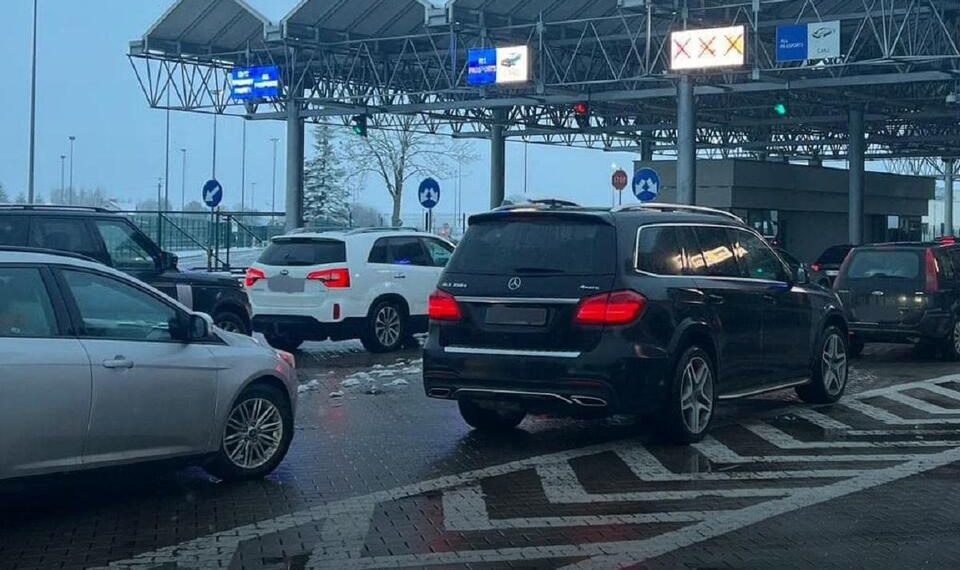 Польські ЗМІ повідомляють про величезні черги на прикордонних переходах з Україною