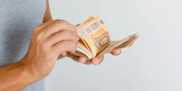 Привласнювали виплати українських біженців: в Чехії викрили масштабну шахрайську схему