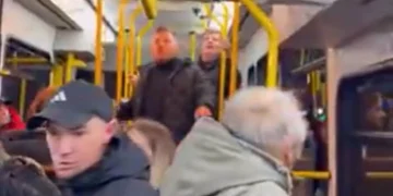 У Польщі двоє чоловіків напали та побили українця у трамваї, почувши українську мову