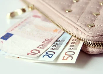 Українські біженці в Німеччині можуть втратити виплати з безробіття: названо умови