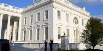 Білий дім напередодні Різдва опублікував ролик, у якому Трамп зачитує «список неслухняних» мігрантів